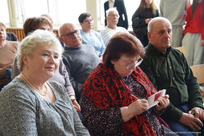 Zdjęcie ze spotkania podczas kt&oacute;rego uczniowie IV Liceum Og&oacute;lnokształcącego w Rzeszowie prezentują Asystenta Seniora. Fot. Małgorzata Dziedzic, Urząd Miasta Rzeszowa